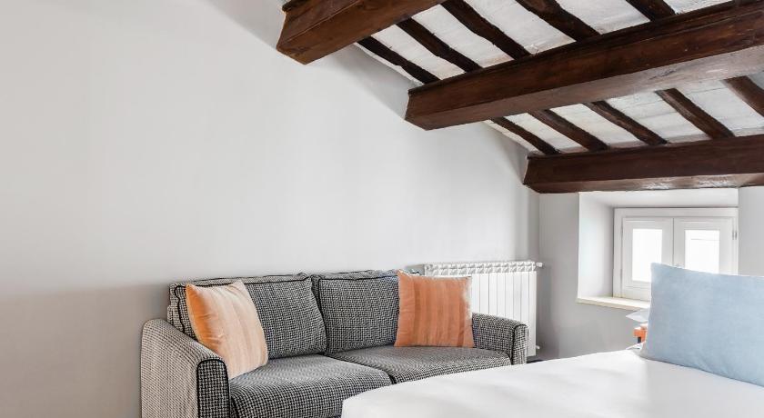 Image of Large Studio with Kitchenette and Balcony 7