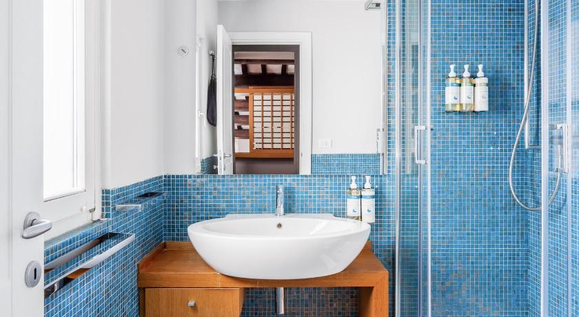 Image of Large Studio with Kitchenette and Balcony 5