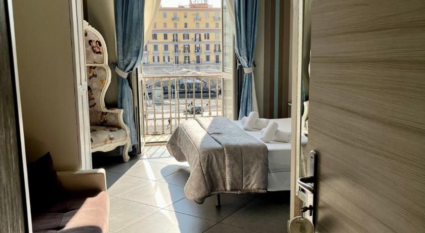 a bedroom with a bed and a window, Hotel New Sayonara in Naples