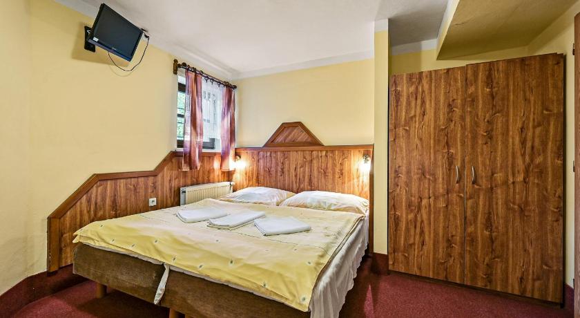 Image of Triple Room with Shared Bathroom 3
