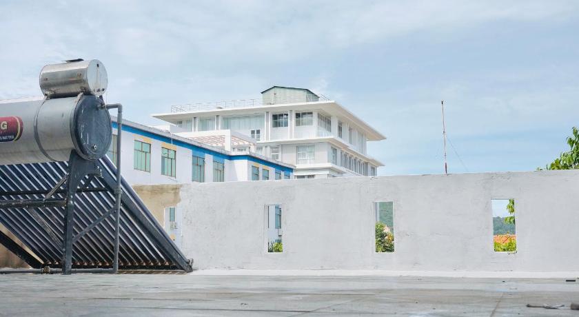 a building with a skateboard on top of it, Khách Sạn Ngọc Huyền in Vung Tau