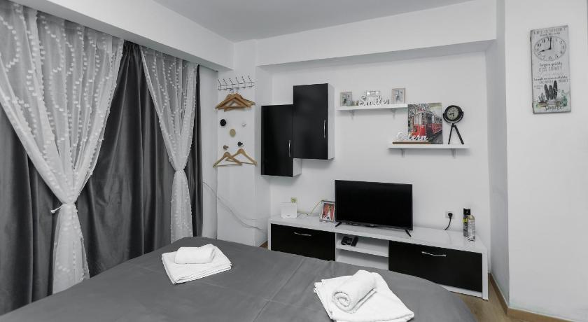 11 Steps' Lovely Studio in the center photo