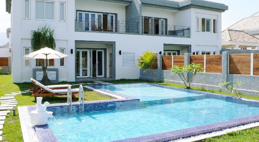 a white swimming pool sitting in front of a house, Papago International Resort in Taitung