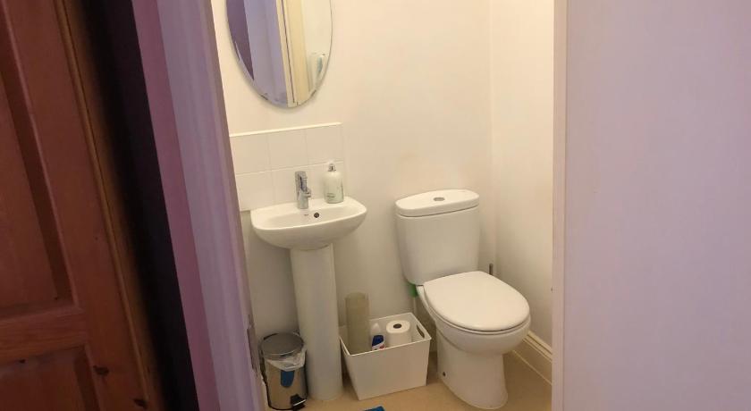 a bathroom with a toilet and a sink, 287 Green Lanes in London