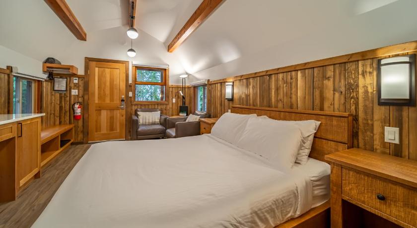 Halcyon Hot Springs Resort photo