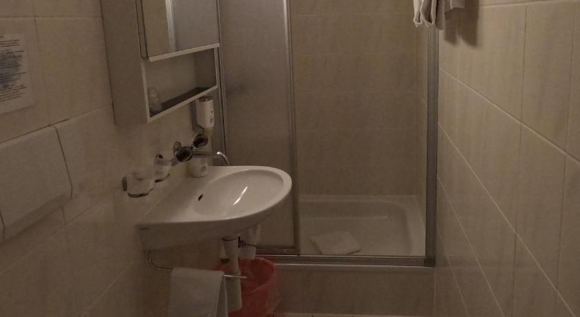 Image of Quadruple Room with Bathroom 8
