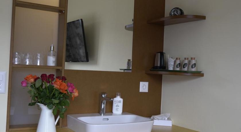 Image of Triple Room with Bathroom 8