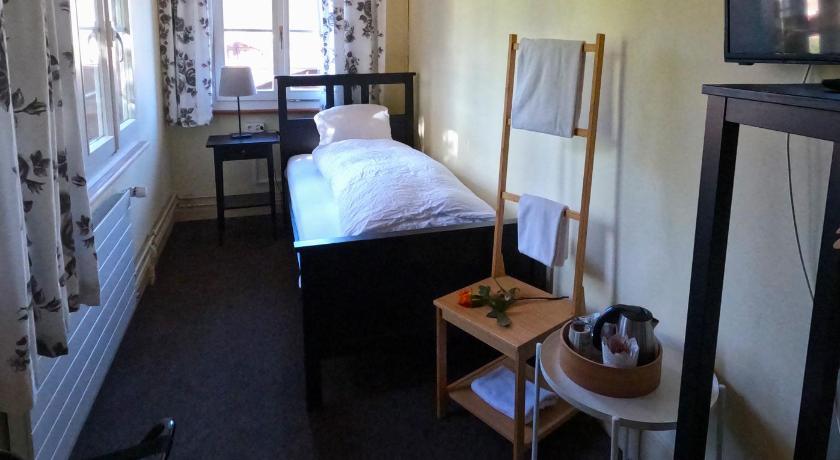 Image of Standard Twin Room with Shared Bathroom 3