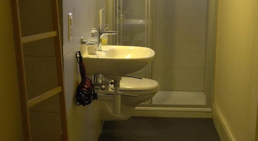 Image of Standard Twin Room with Shared Bathroom 4