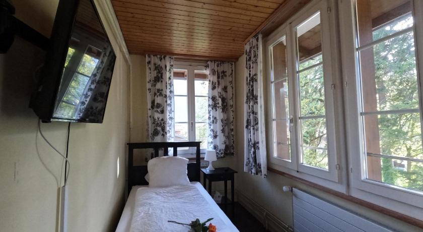 Image of Standard Twin Room with Shared Bathroom 1