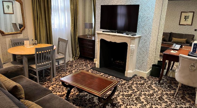 Image of Deluxe one Bedroom suite with Kitchenette 1