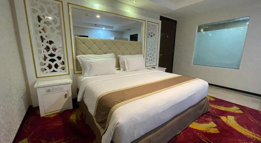 Travellers Hotel Phinisi photo
