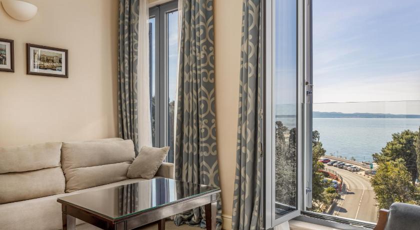 Image of Deluxe Double Room with Sea View 4