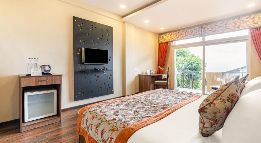 Deluxe Mountain View Room with Private Balcony