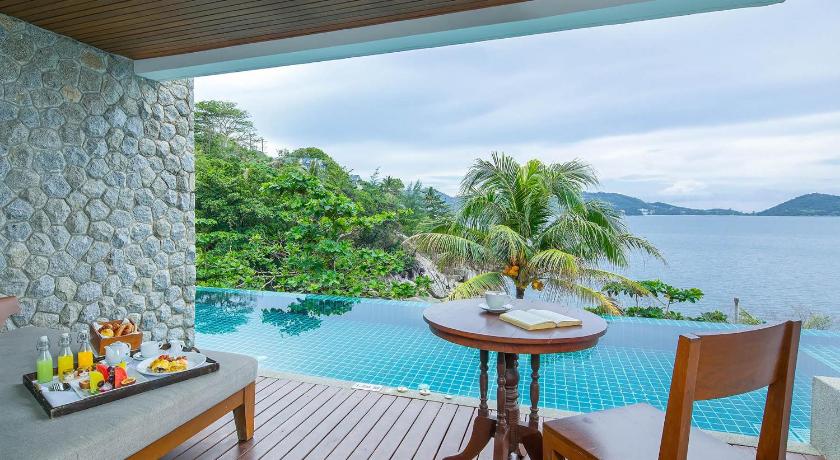 Фото: 1 King Bed, Deluxe Sea View, Pool Access, Non-Smoking 4