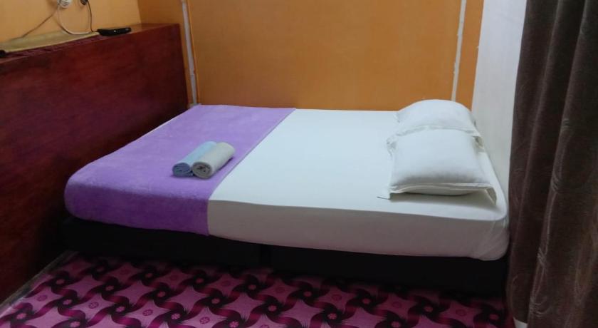 a bed that has a blue blanket on it, 7Rooms Hotel Budget in Jengka