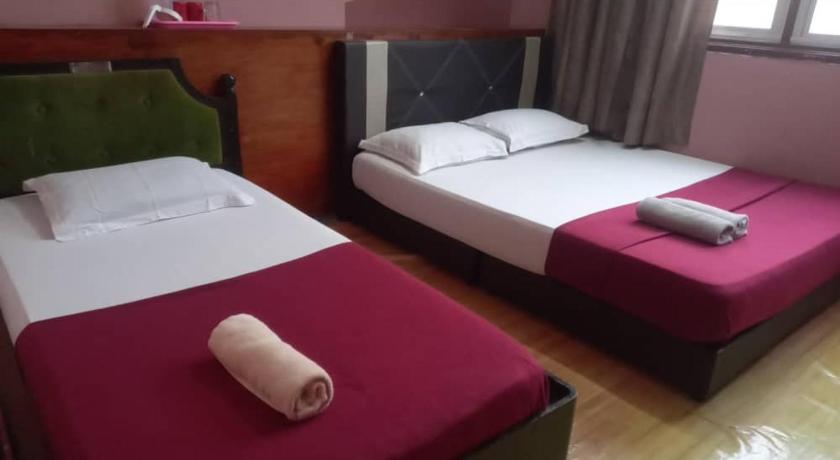 a hotel room with a bed, desk, and chair, 7Rooms Hotel Budget in Jengka