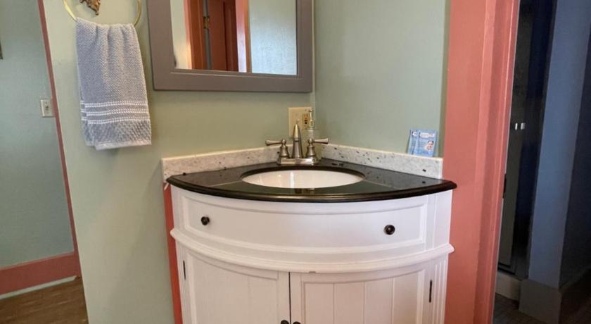 Carriage House Bed & Breakfast photo