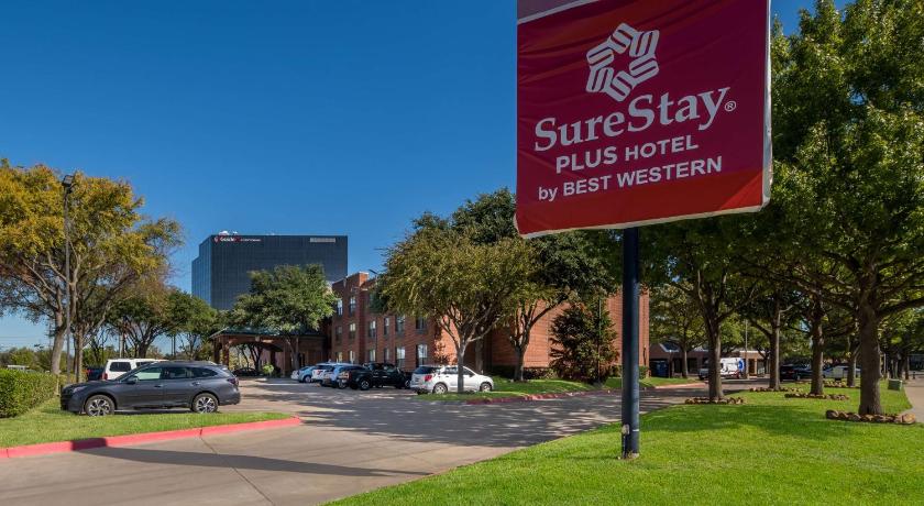 a sign on the side of a road, SureStay Plus Hotel by Best Western Plano in Dallas (TX)