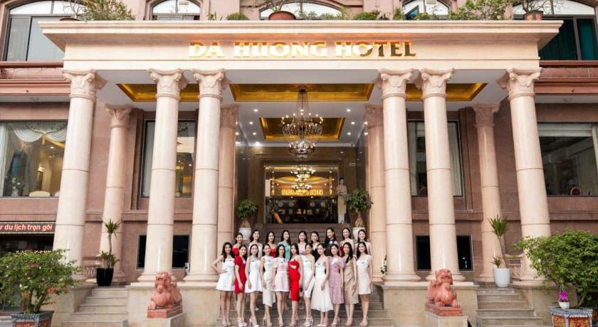 a large group of people standing in front of a building, Da Huong Hotel                                                                                   in Thai Nguyen