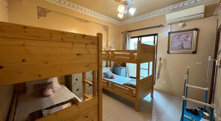 a room with two bunk beds and a television, Leisure LB Homestay in Yilan