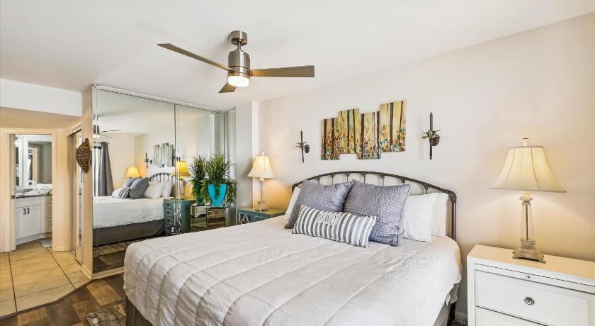 a bedroom with a bed and a lamp, Inlet Reef 503 Destin Condo in Destin (FL)