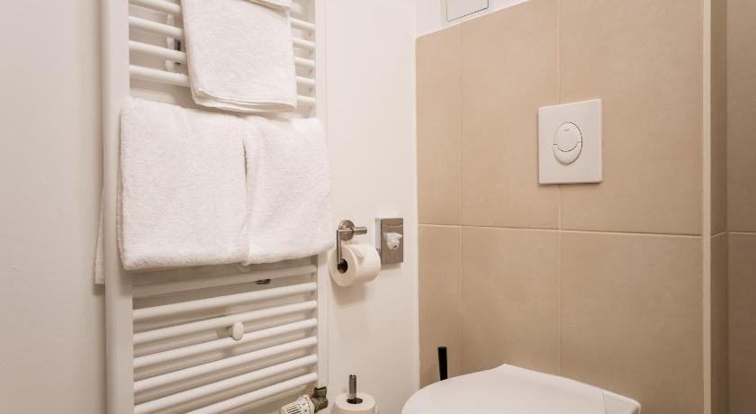 柏林 Homaris Boxi Studios 3星级 酒店 泳池