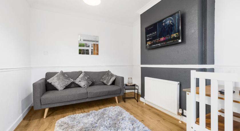 Spacious 4 Bedroom House located near BHX & NEC - image 33