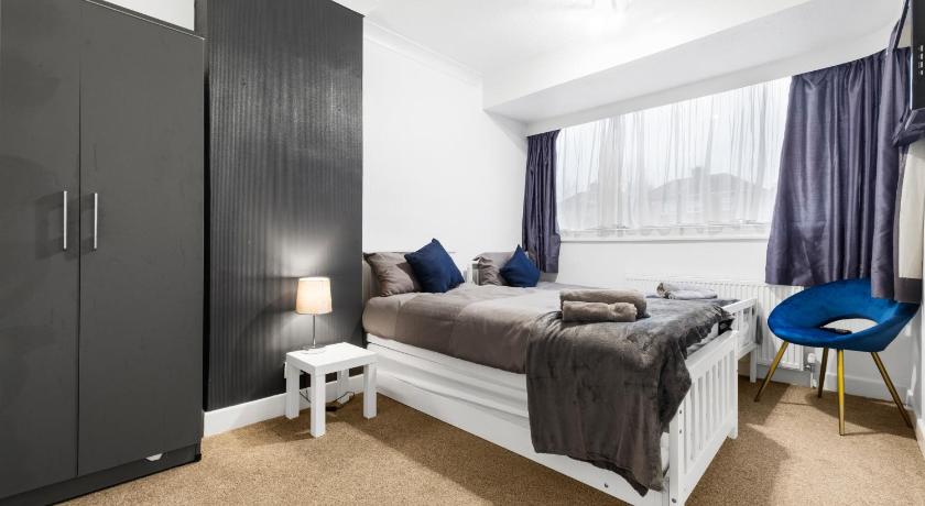 Spacious 4 Bedroom House located near BHX & NEC - image 35