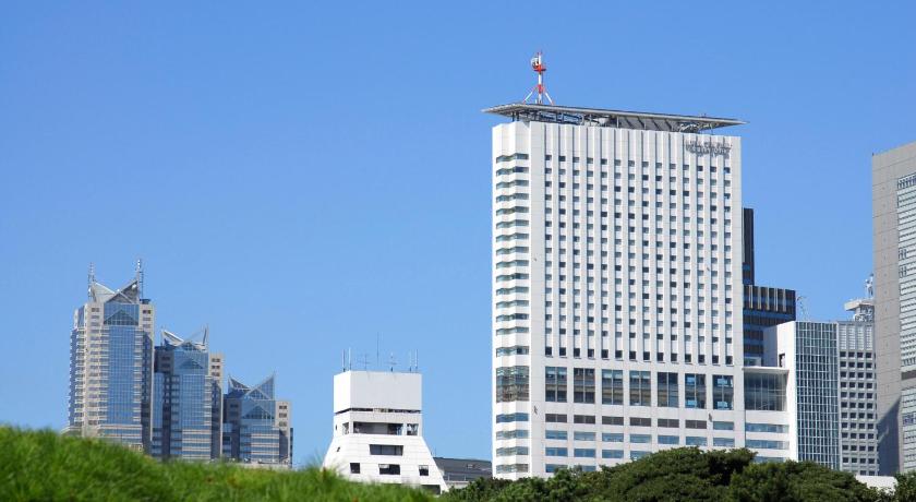 a large building with a clock on top of it, Hotel Century Southern Tower in Tokyo