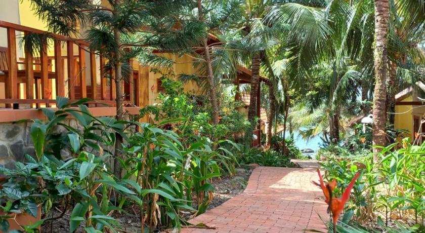 Image of Bungalow Garden View Quad (with Air Conditioning) 5