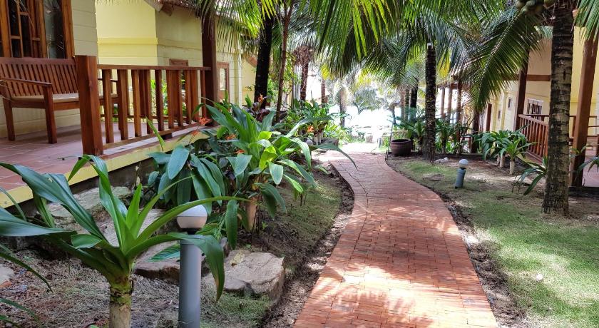 Image of Bungalow Garden View Quad (with Air Conditioning) 6