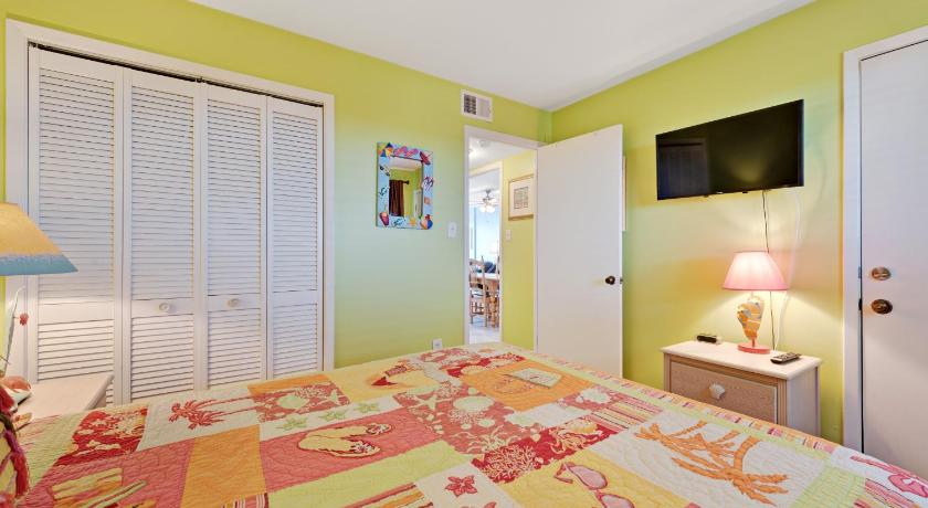 a bedroom with a bed and a television, Plantation East II in Gulf Shores (AL)