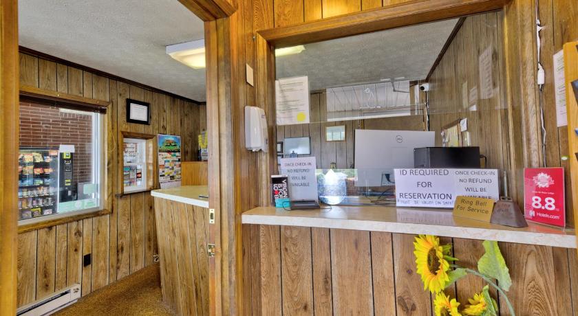Knob Hill Motor Lodge photo