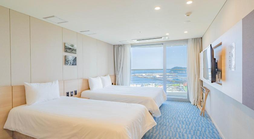 Imatge de Principal familiar amb 2 llits individuals (Premier Family Twin Room) 6