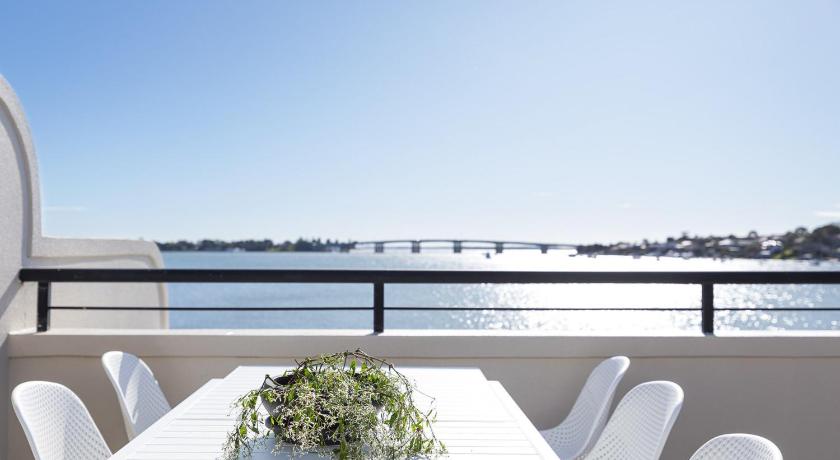 Panoramic Water View Apartment