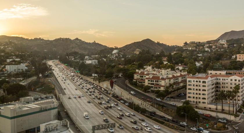 Image of Queen Room - Communications Accessible with Hollywood Sign View 4