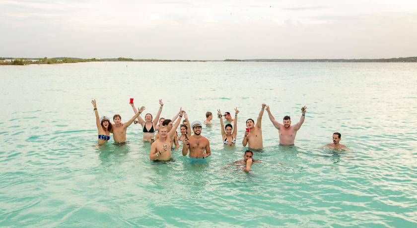 people in the water with a frisbee, Che Bacalar Hostel & Bar Adults Only in Bacalar