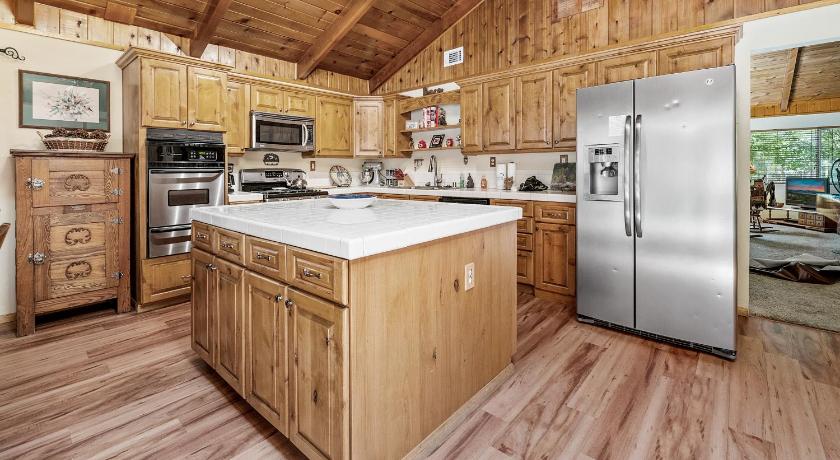 a kitchen with wooden cabinets and wooden floors, Catalina Retreat in Big Bear Lake (CA)