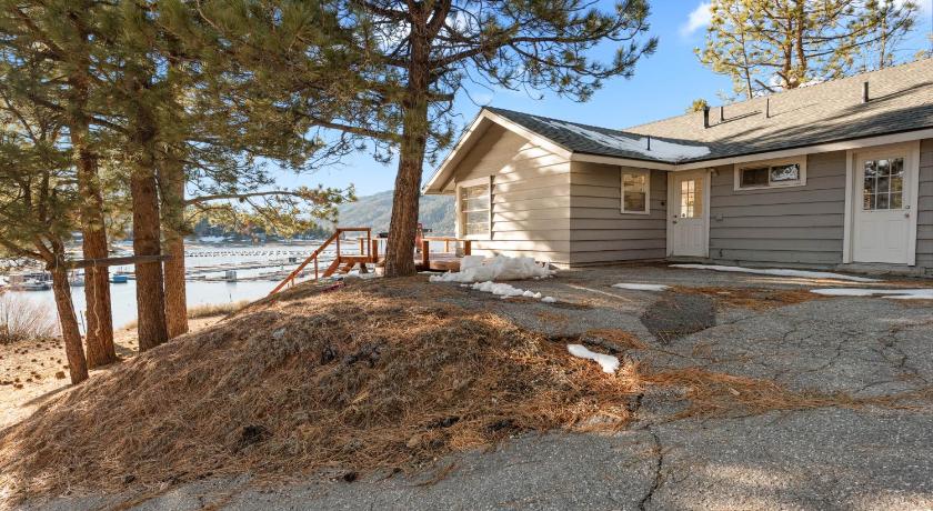 a house that has a tree in the yard, Lakefront Retreat by Big Bear Cool cabins in Big Bear Lake (CA)