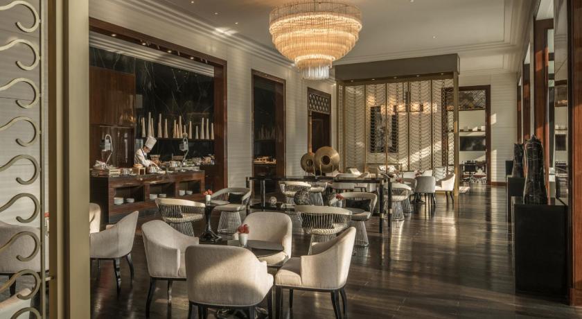 Image of Four Seasons Twin Room with Executive Club Package 5