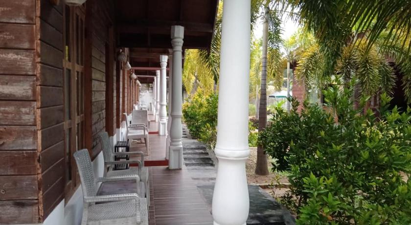 Elegant green beach resort - image 35