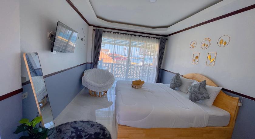 a bedroom with a bed and a window, Baan Tip Su Kon in Pattaya