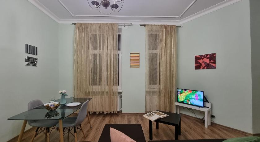 Art Deco One-Bedroom Apartment in Library House - image 5