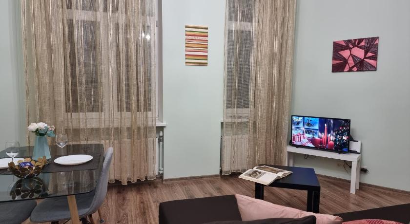 Art Deco One-Bedroom Apartment in Library House - image 6