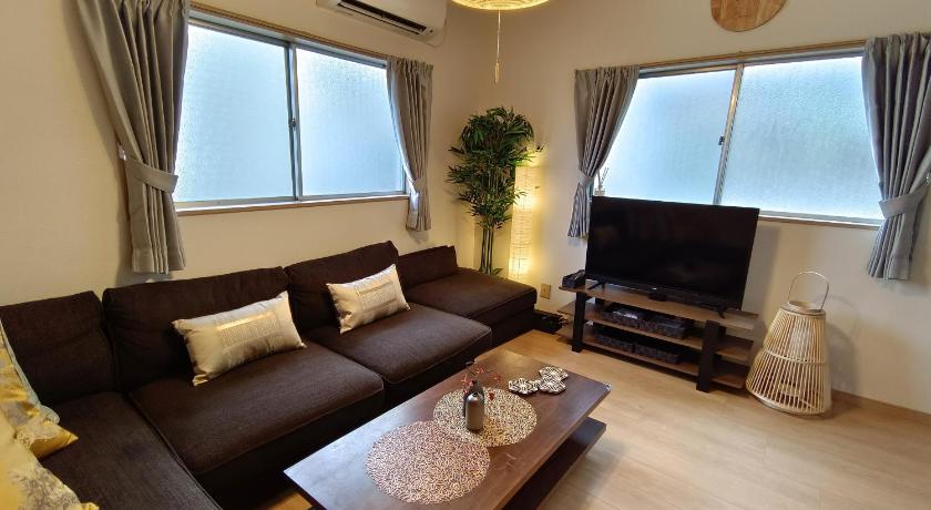 大阪 Tsukiyume Kan - House with Parking, 10Mins to USJ, Tennoji, Namba 4星级 单人房 餐厅