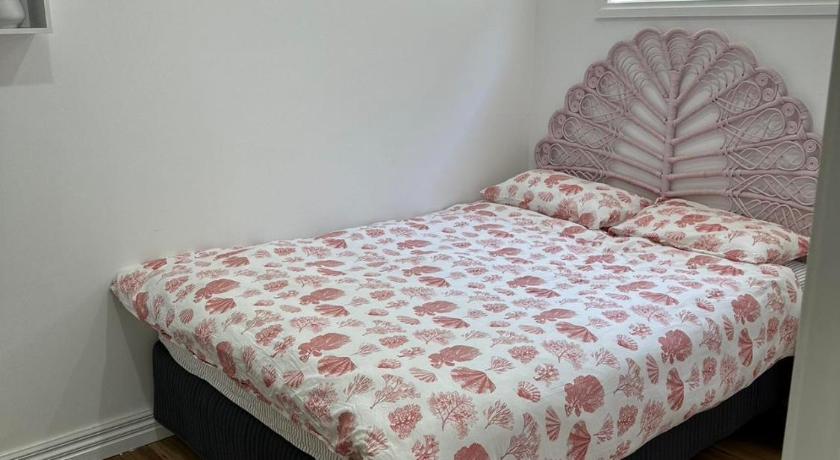 Oakleigh unit . private(gate & bathroom & kitchen) photo