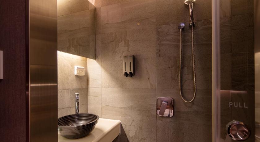 Egyszemélyes szoba, zuhanyzóval (ablak nélkül) (Single Bed with Shower (No window)) fotója 3
