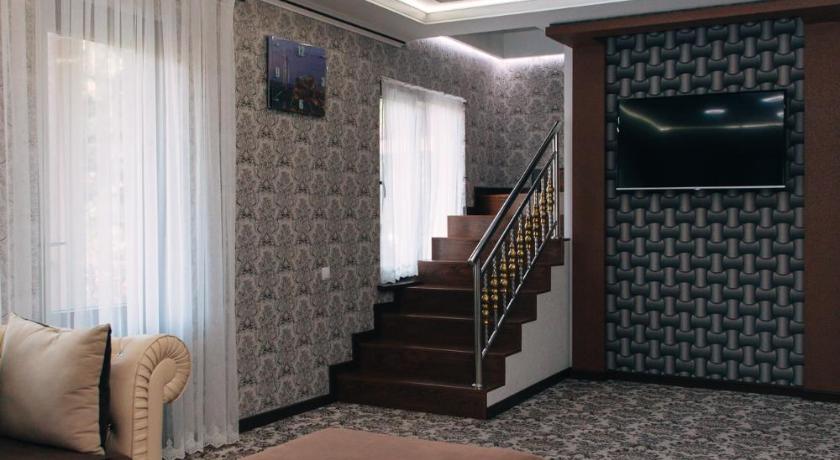 Image of Seven-Bedroom House 3