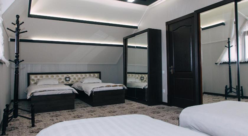 Image of Seven-Bedroom House 5